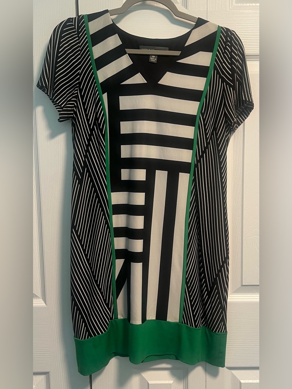 Donna Ricco Geometric Striped Short Sleeved Shift Dress in Black, White & Green